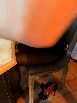 Snapshot of LesAmantsAE2 chatting on 10.02.25 LesAmantsAE2 online show from 10.02.25