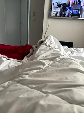 Snapshot of LesAmantsAE2 chatting on 10.16.25 LesAmantsAE2 online show from 10.16.25