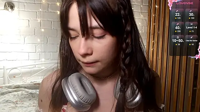 Honeey Beee online show from 12.22.25