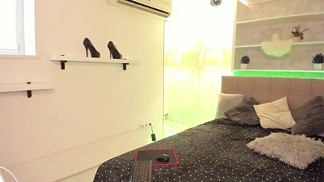 IsabelKiss online show from 10.29.25