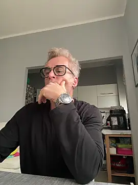 Axl hot online show from 03.02.26