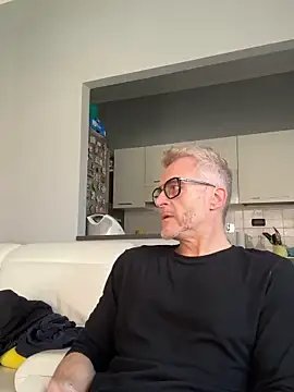 Axl hot online show from 03.12.26