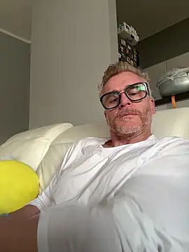 Axl hot online show from 04.10.26