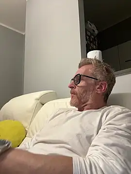 Axl hot online show from 04.15.26