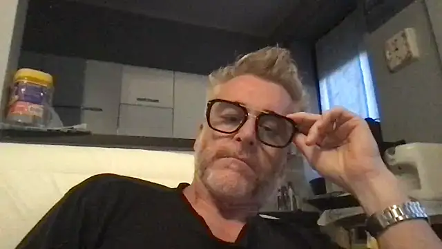 Snapshot of Axl_hot chatting on 06.05.26 Axl hot online show from 06.05.26