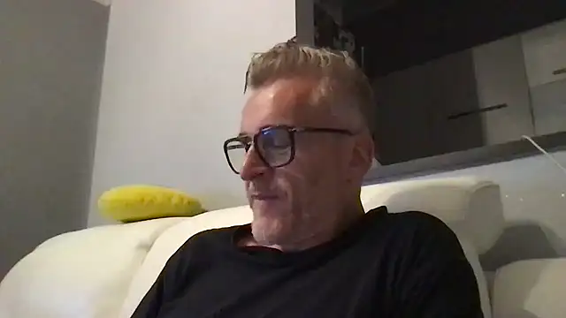 Snapshot of Axl_hot chatting on 06.10.26 Axl hot online show from 06.10.26