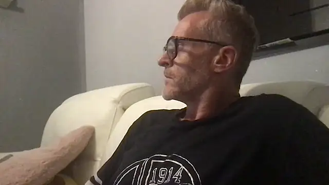 Snapshot of Axl_hot chatting on 06.25.26 Axl hot online show from 06.25.26