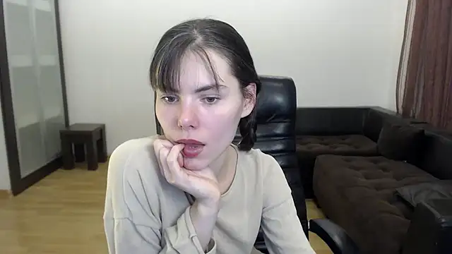 Snapshot of AmelieReve chatting on 10.21.25 AmelieReve online show from 10.21.25