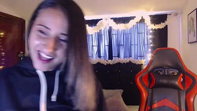Snapshot of Sofia-mel chatting on 10.04.25 Sofia-mel online show from 10.04.25