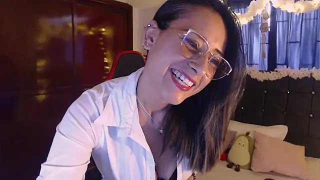 Snapshot of Sofia-mel chatting on 10.21.25 Sofia-mel online show from 10.21.25