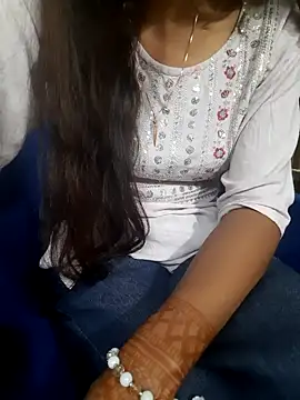 Snapshot of Aarti-kumri chatting on 10.18.25 Aarti-kumri online show from 10.18.25