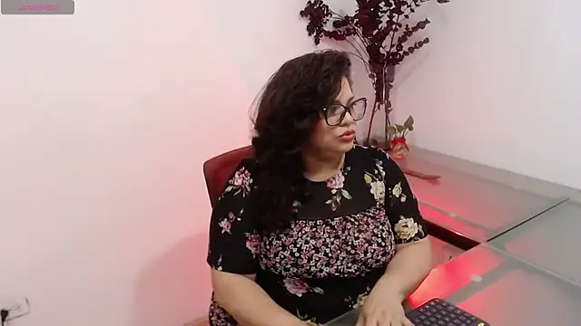 Snapshot of merly_chica chatting on 10.21.25 merly chica online show from 10.21.25
