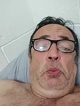 Snapshot of Txacas chatting on 09.14.25 Txacas online show from 09.14.25