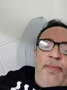 Snapshot of Txacas chatting on 09.28.25 Txacas online show from 09.28.25