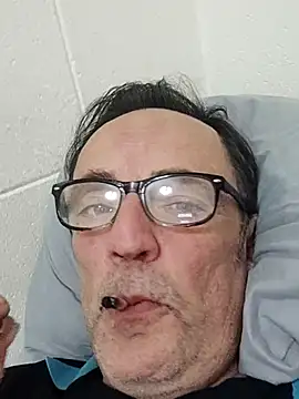 Snapshot of Txacas chatting on 02.15.26 Txacas online show from 02.15.26