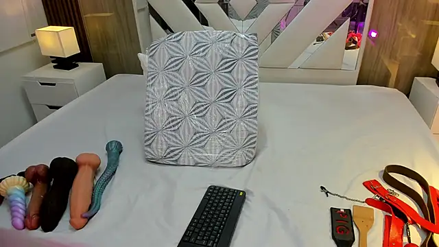 VanessaHard as online show from 06.04.26