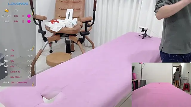 Snapshot of ni_ni01 chatting on 12.19.25 ni ni01 online show from 12.19.25