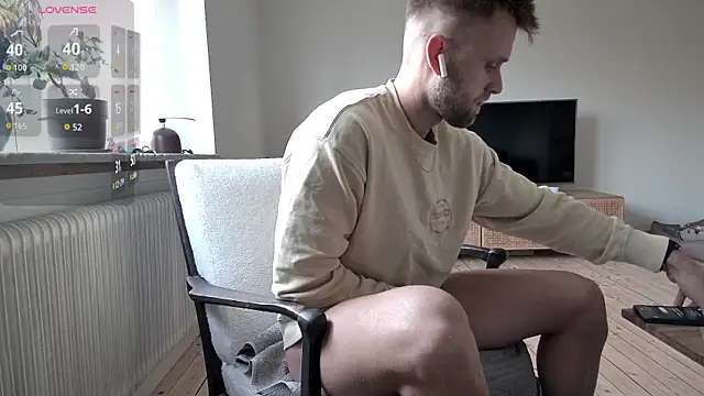 Snapshot of bubblebuttnes chatting on 10.27.25 bubblebuttnes online show from 10.27.25