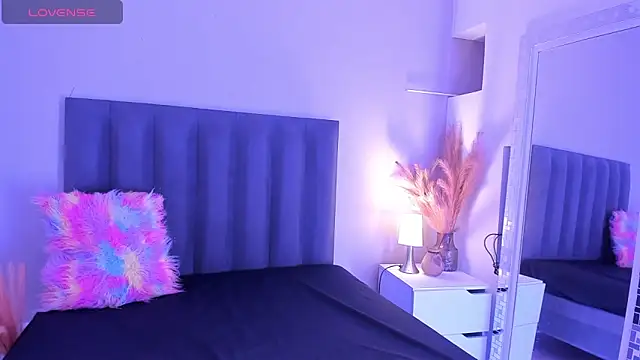 KendraChavez  online show from 12.04.25