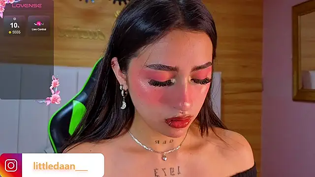 Abril Velvet a  online show from 12.20.25