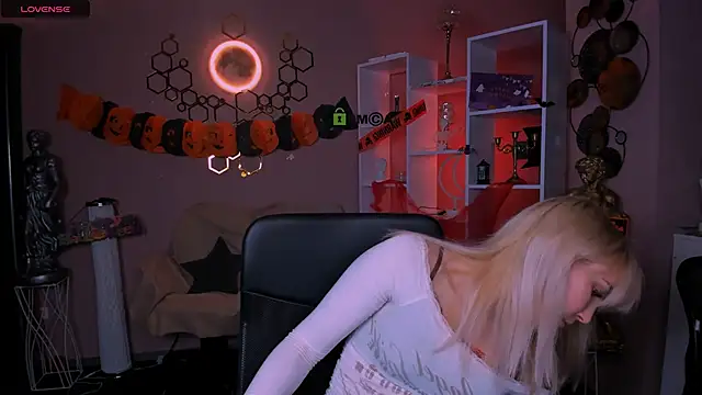 Snapshot of marta_smith chatting on 10.27.25 marta smith online show from 10.27.25