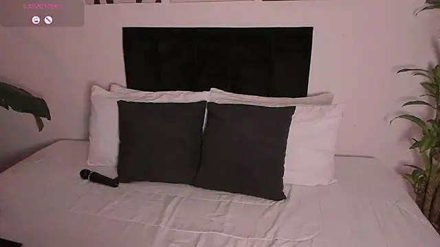 izzyvega   online show from 10.14.25