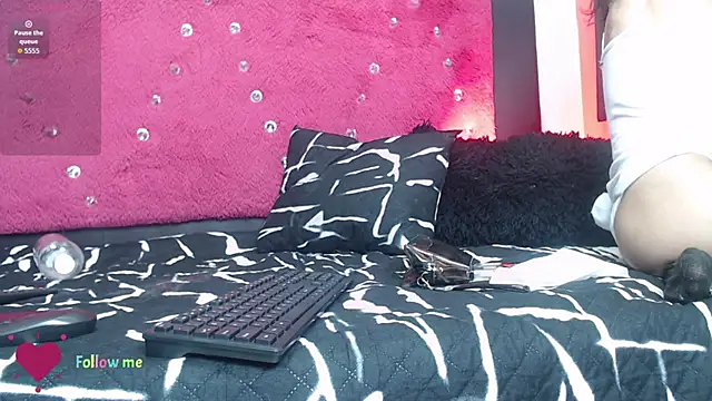 Engeelll online show from 10.17.25