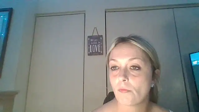 Snapshot of Candykissesxoxo chatting on 10.11.25 Candykissesxoxo online show from 10.11.25