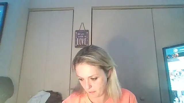 Snapshot of Candykissesxoxo chatting on 11.03.25 Candykissesxoxo online show from 11.03.25