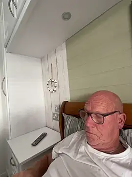 Snapshot of philefc chatting on 10.04.25 philefc online show from 10.04.25