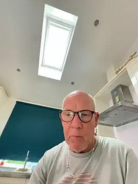 Snapshot of philefc chatting on 10.29.25 philefc online show from 10.29.25