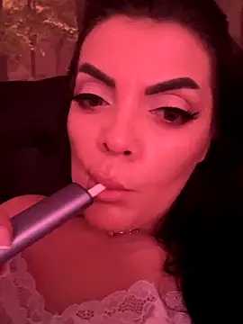 Snapshot of LeaRos chatting on 09.29.25 LeaRos online show from 09.29.25