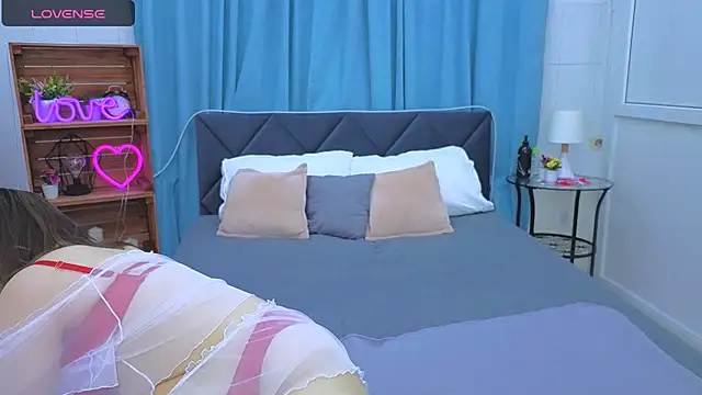 Snapshot of Laura_Ellinss chatting on 10.07.25 Laura Ellinss online show from 10.07.25