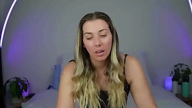 Snapshot of louiseberkeley chatting on 10.04.25 louiseberkeley online show from 10.04.25