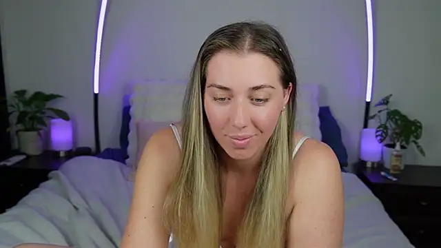 Snapshot of louiseberkeley chatting on 10.07.25 louiseberkeley online show from 10.07.25