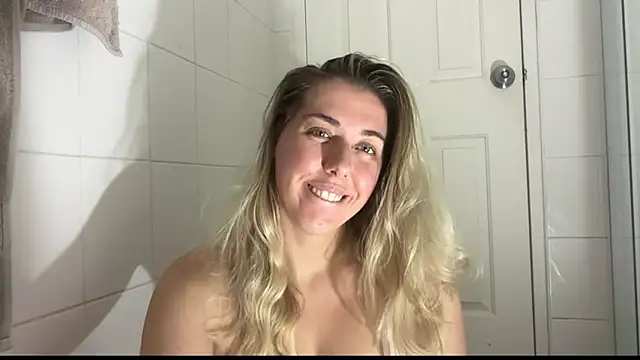 Snapshot of louiseberkeley chatting on 10.29.25 louiseberkeley online show from 10.29.25