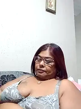 Snapshot of mileesha chatting on 04.26.26 mileesha online show from 04.26.26