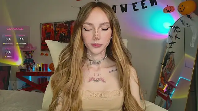 Snapshot of Lunainnk chatting on 10.28.25 Lunainnk online show from 10.28.25