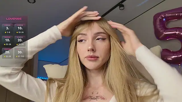 Snapshot of Lunainnk chatting on 11.17.25 Lunainnk online show from 11.17.25