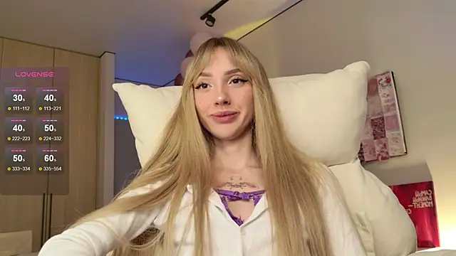 Snapshot of Lunainnk chatting on 12.01.25 Lunainnk online show from 12.01.25