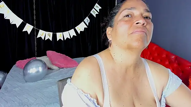 Snapshot of NinaBlazee chatting on 10.27.25 NinaBlazee online show from 10.27.25