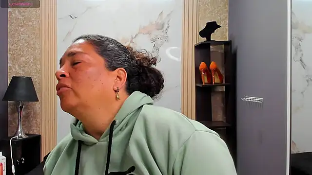 Snapshot of NinaBlazee chatting on 10.28.25 NinaBlazee online show from 10.28.25