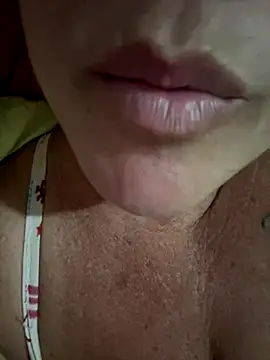 Snapshot of MaluLemos chatting on 09.25.25 MaluLemos online show from 09.25.25