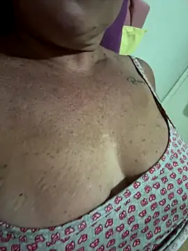 Snapshot of MaluLemos chatting on 10.02.25 MaluLemos online show from 10.02.25