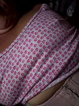 Snapshot of MaluLemos chatting on 10.29.25 MaluLemos online show from 10.29.25