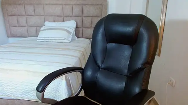 Snapshot of lilithfox05 chatting on 10.05.25 lilithfox05 online show from 10.05.25