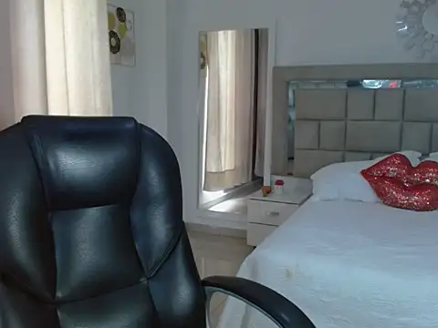 Snapshot of lilithfox05 chatting on 10.27.25 lilithfox05 online show from 10.27.25