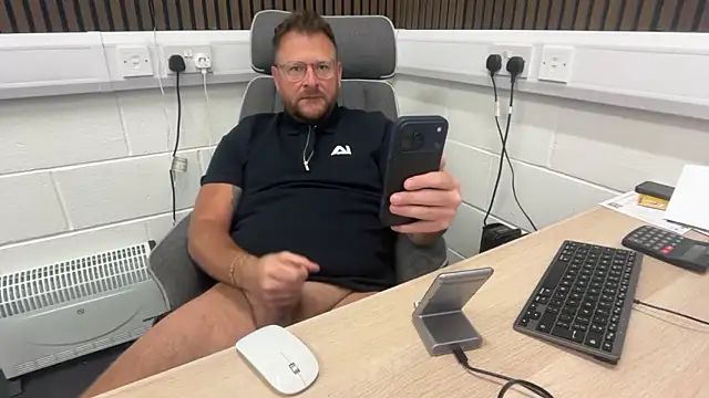 Snapshot of bilf1978 chatting on 06.04.26 bilf1978 online show from 06.04.26