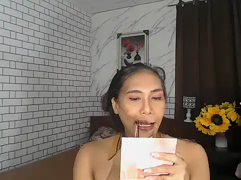 Snapshot of Latinahugecock chatting on 09.25.25 Latinahugecock online show from 09.25.25