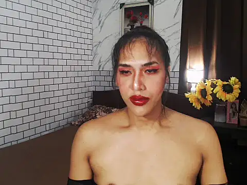 Snapshot of Latinahugecock chatting on 10.03.25 Latinahugecock online show from 10.03.25